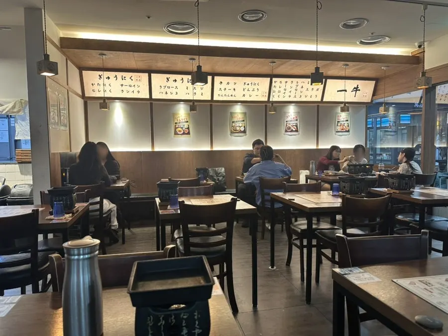 우드 톤 인테리어의 이치규 서울역점 내부