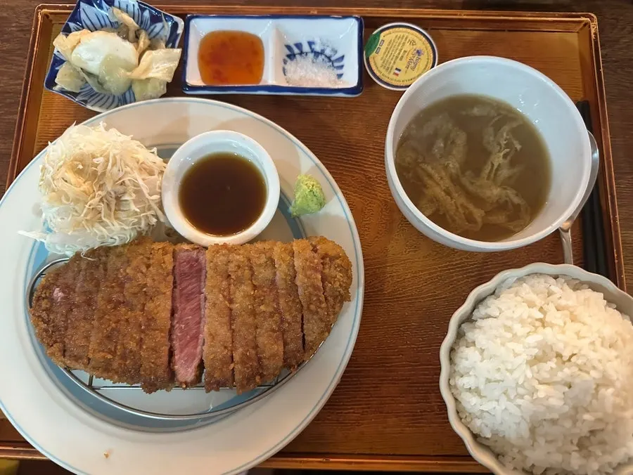 트레이에 담겨 나온 규카츠 정식 한 상