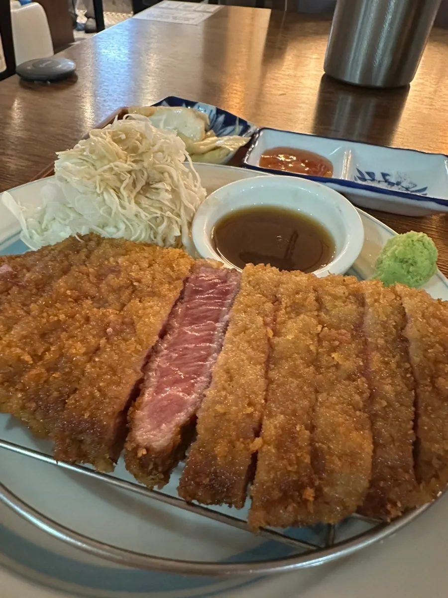 겉은 바삭하고 속은 선홍빛인 규카츠 단면