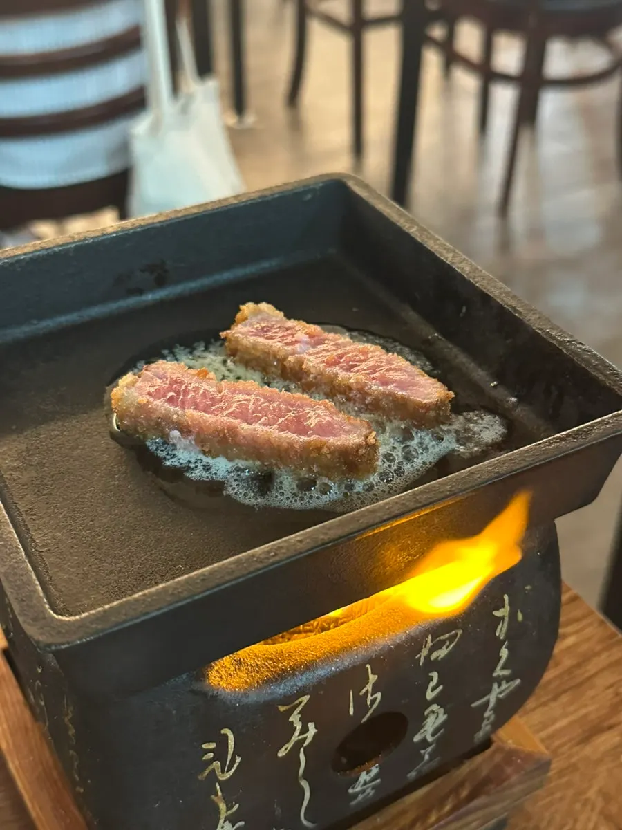 소금에 찍어 먹는 규카츠 한 점
