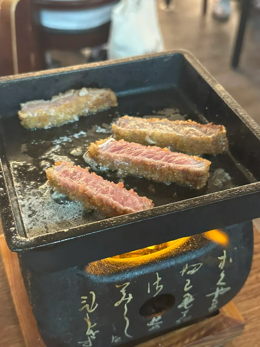 생와사비를 올린 규카츠 한 점