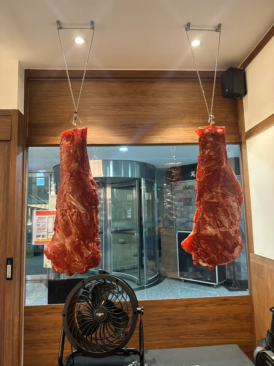 규카츠와 생맥주를 함께 즐기는 테이블