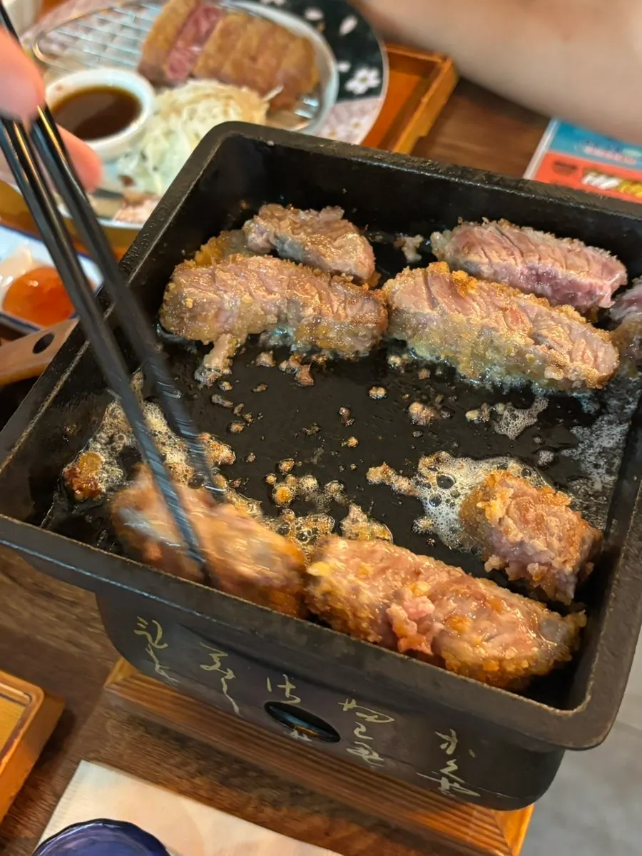 노릇하게 구워진 규카츠 조각