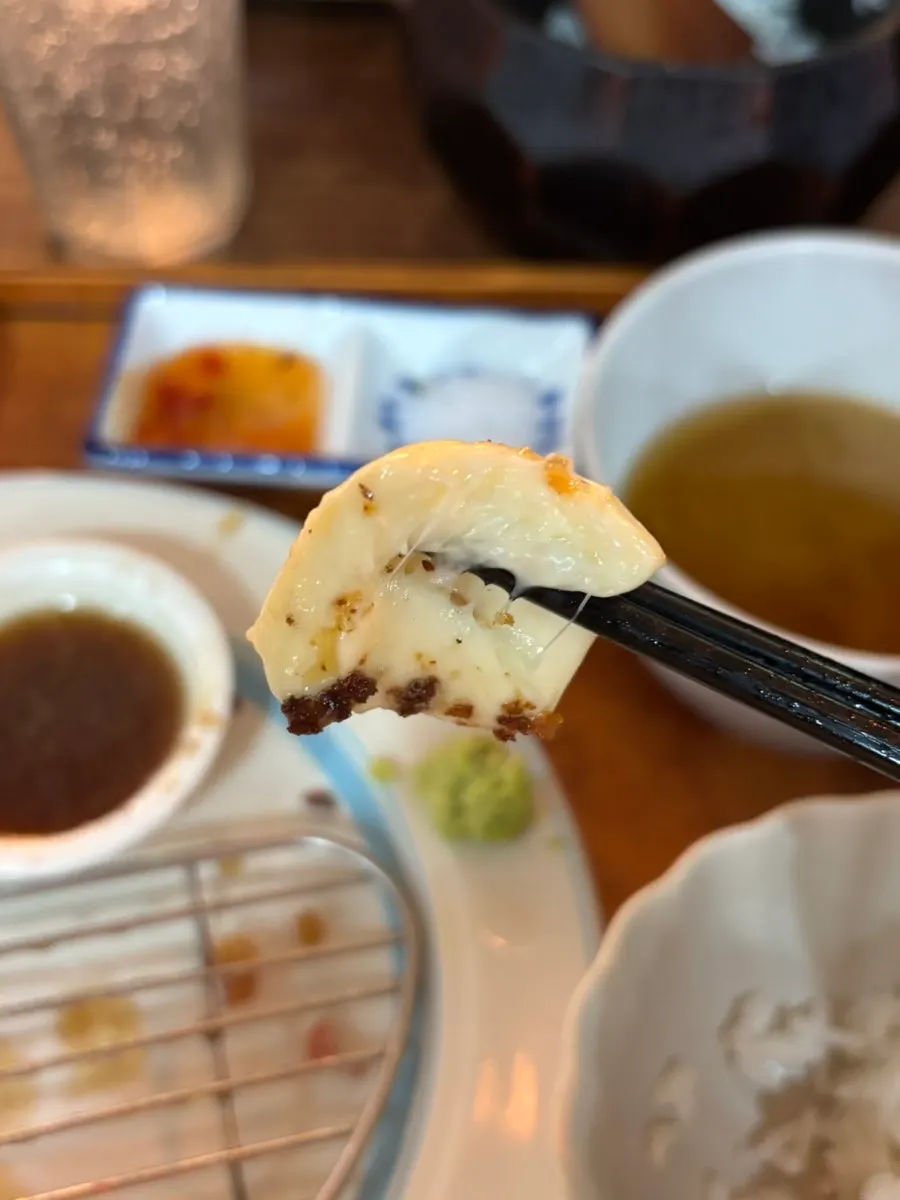 치즈를 올린 대패모찌 한 점