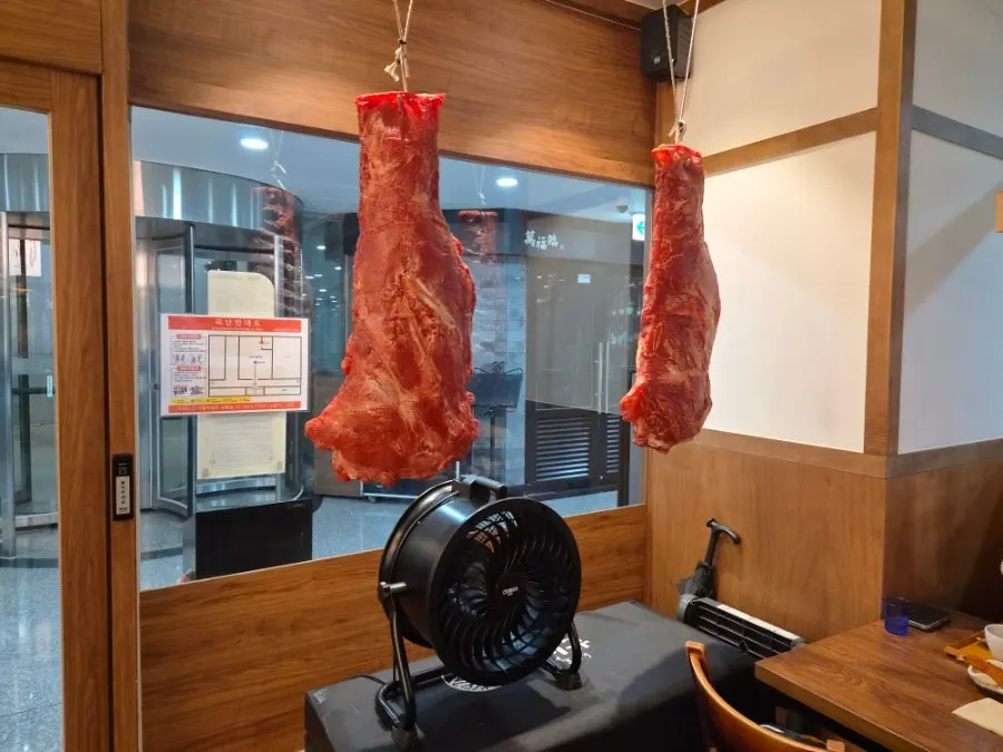 매장 입구에 걸린 고기 덩어리 장식