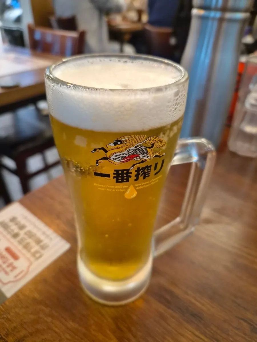 테이블에 놓인 기린 생맥주 잔