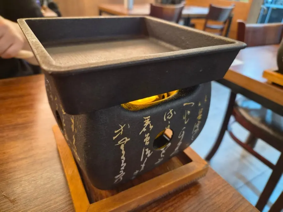 고체연료에 불을 붙인 테이블 화로