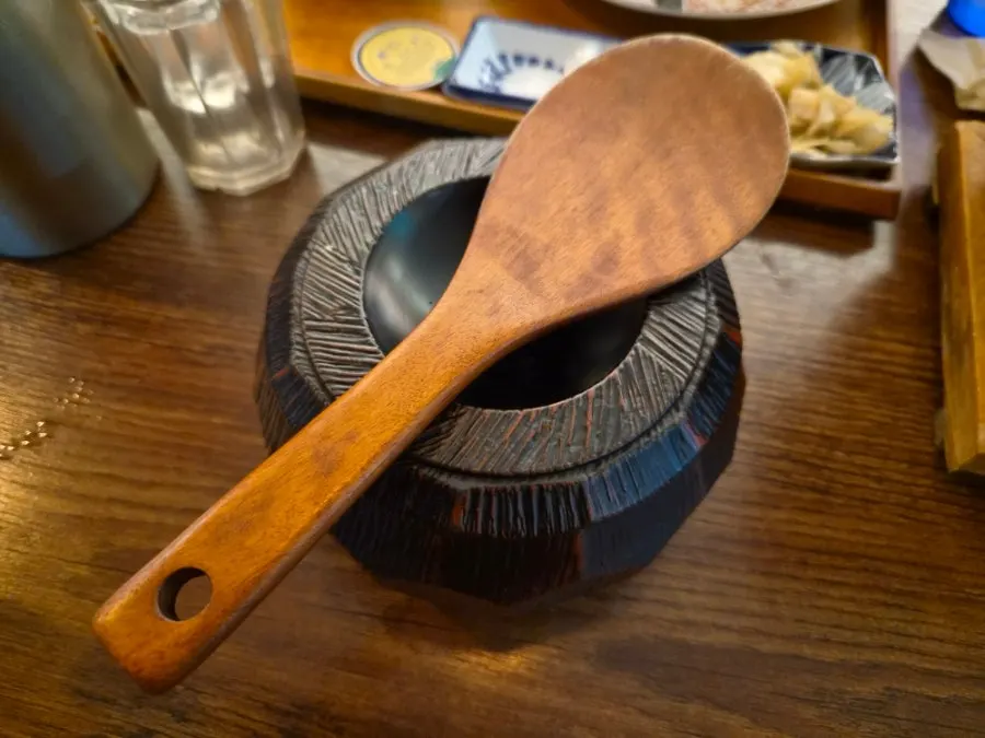불이 올라온 화로와 테이블 세팅
