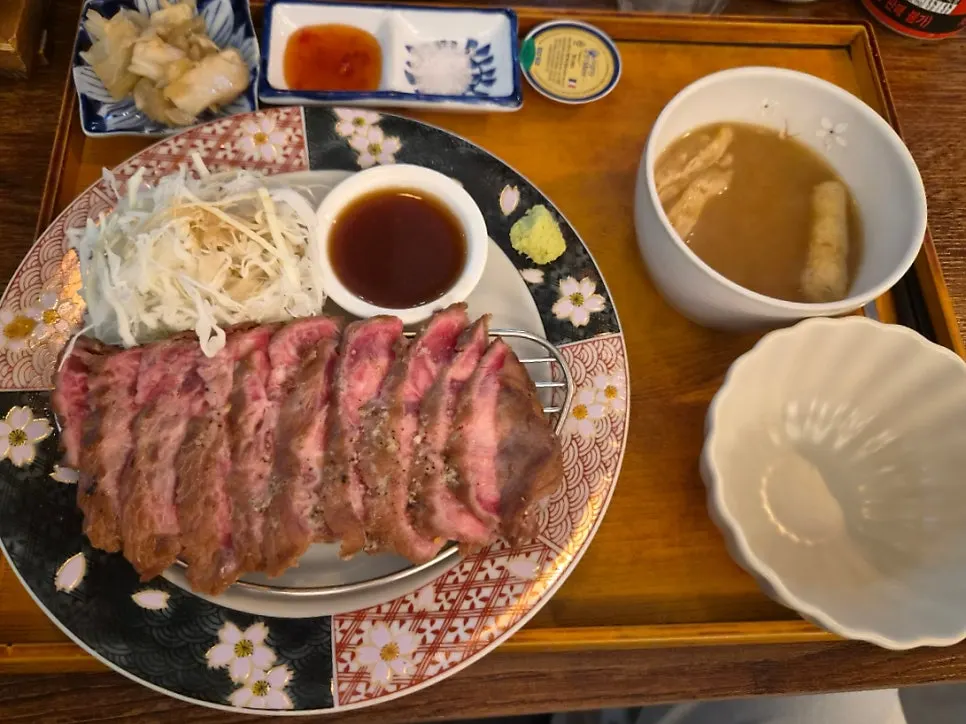 앞접시에 덜어 놓은 밥