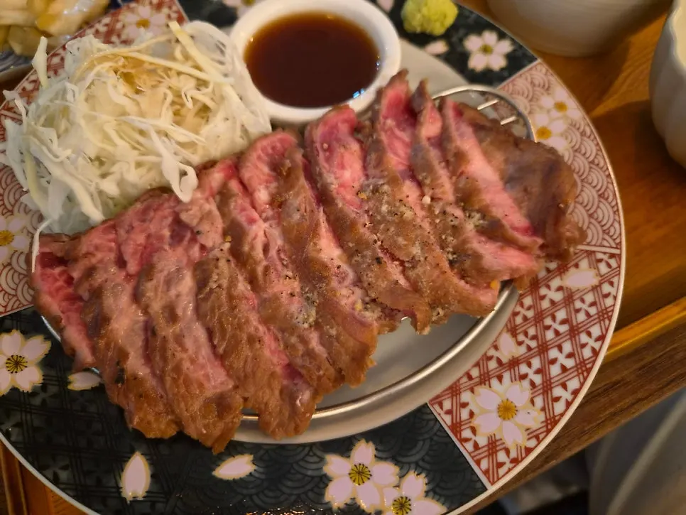 차려진 스테키 정식 한 상