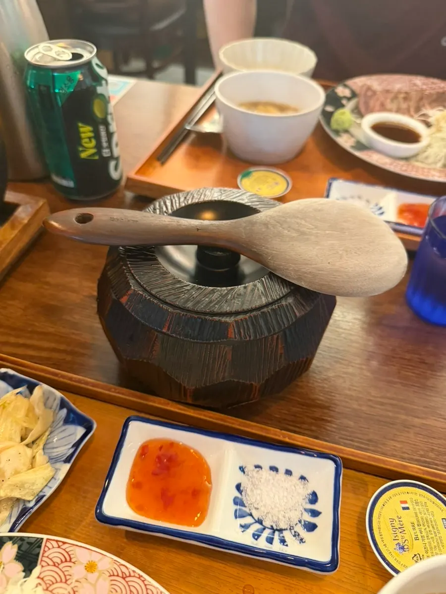 그릇에 담겨 나온 밥