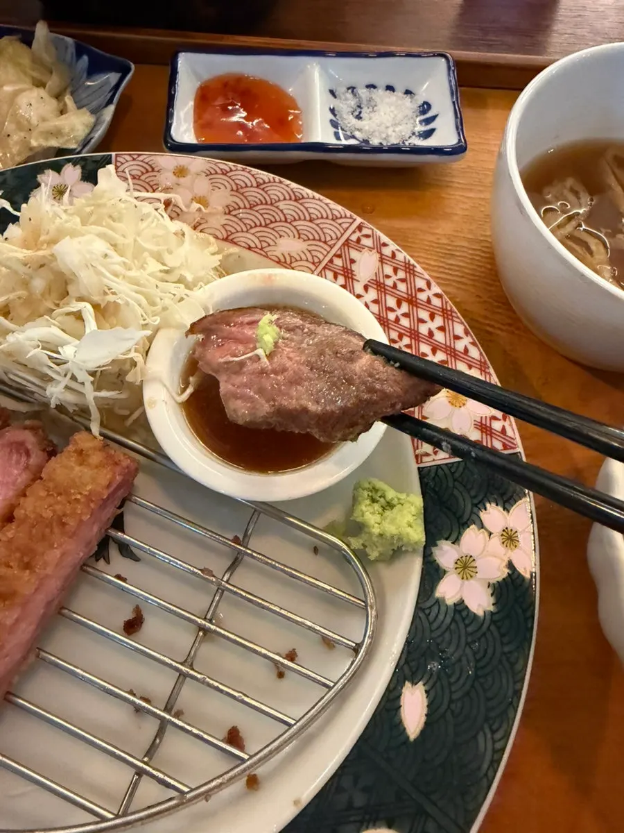 미니 화로에 버터 올려 굽는 고기