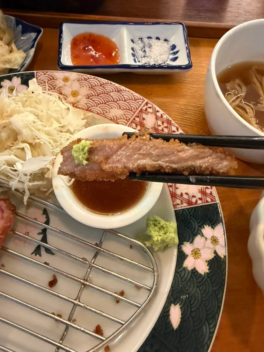 화로에 구운 스테키 정식 고기 한 점