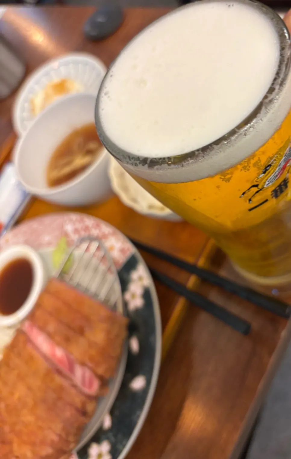 규카츠와 함께 놓인 시원한 기린 생맥주
