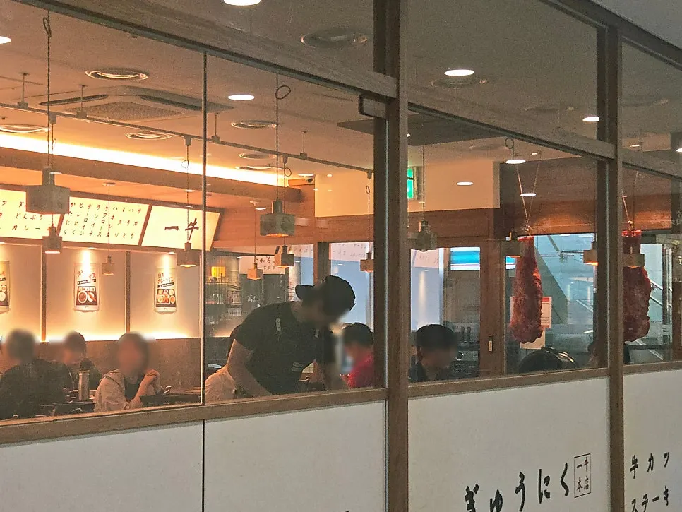 따뜻한 조명의 이치규 서울역점 내부