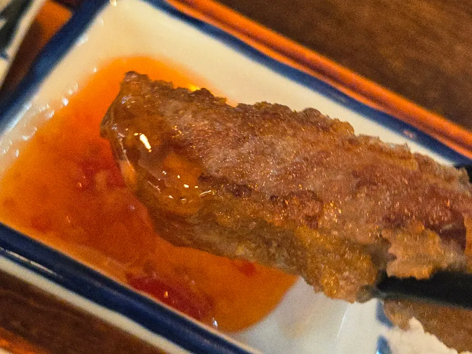 소스에 찍어 먹는 규카츠 한 점
