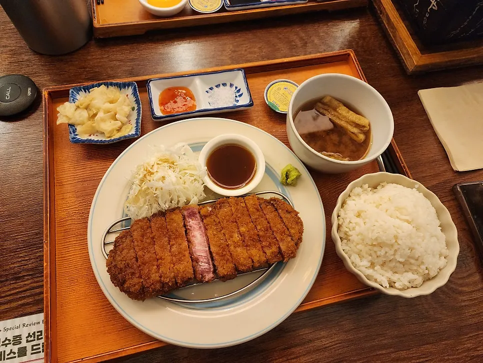 Gyukatsu grilling with butter on the tabletop grill