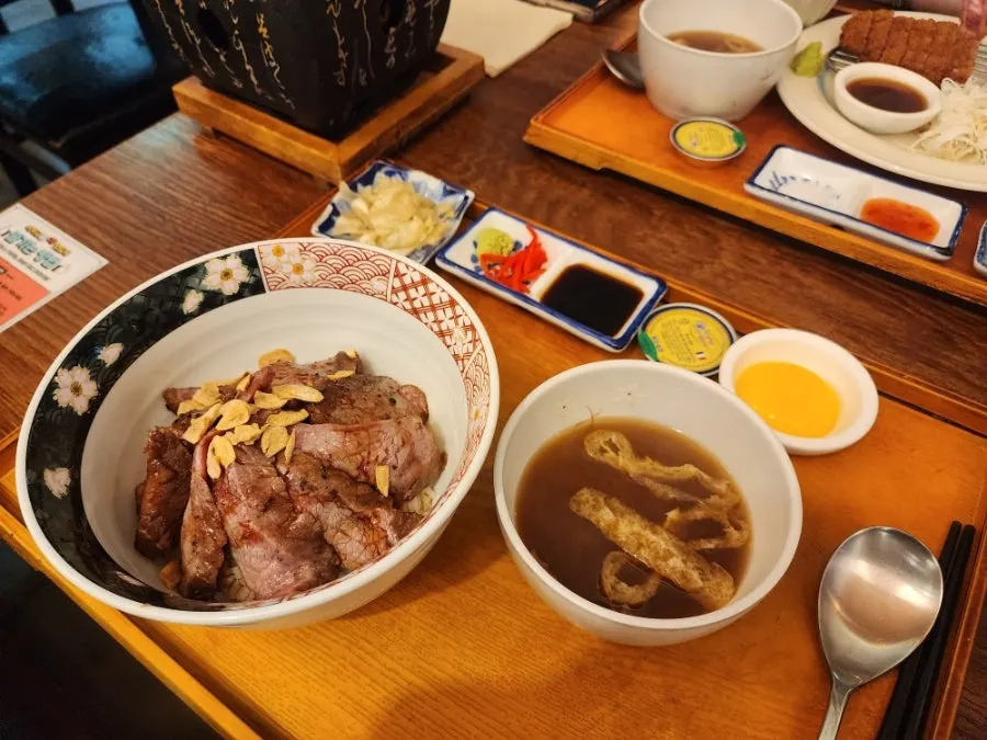 Sutekidon with beef served over rice