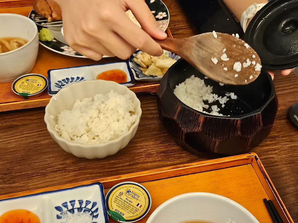 Table with the rice container and tray
