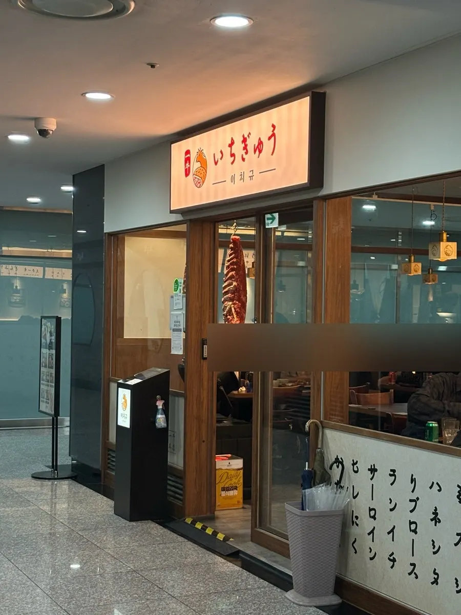 빌딩 지하로 내려가는 에스컬레이터