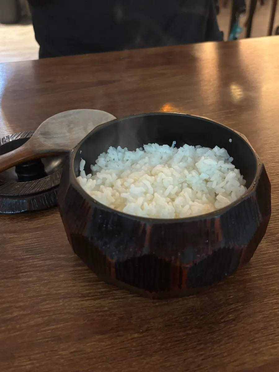 기본 반찬과 함께 차려진 테이블