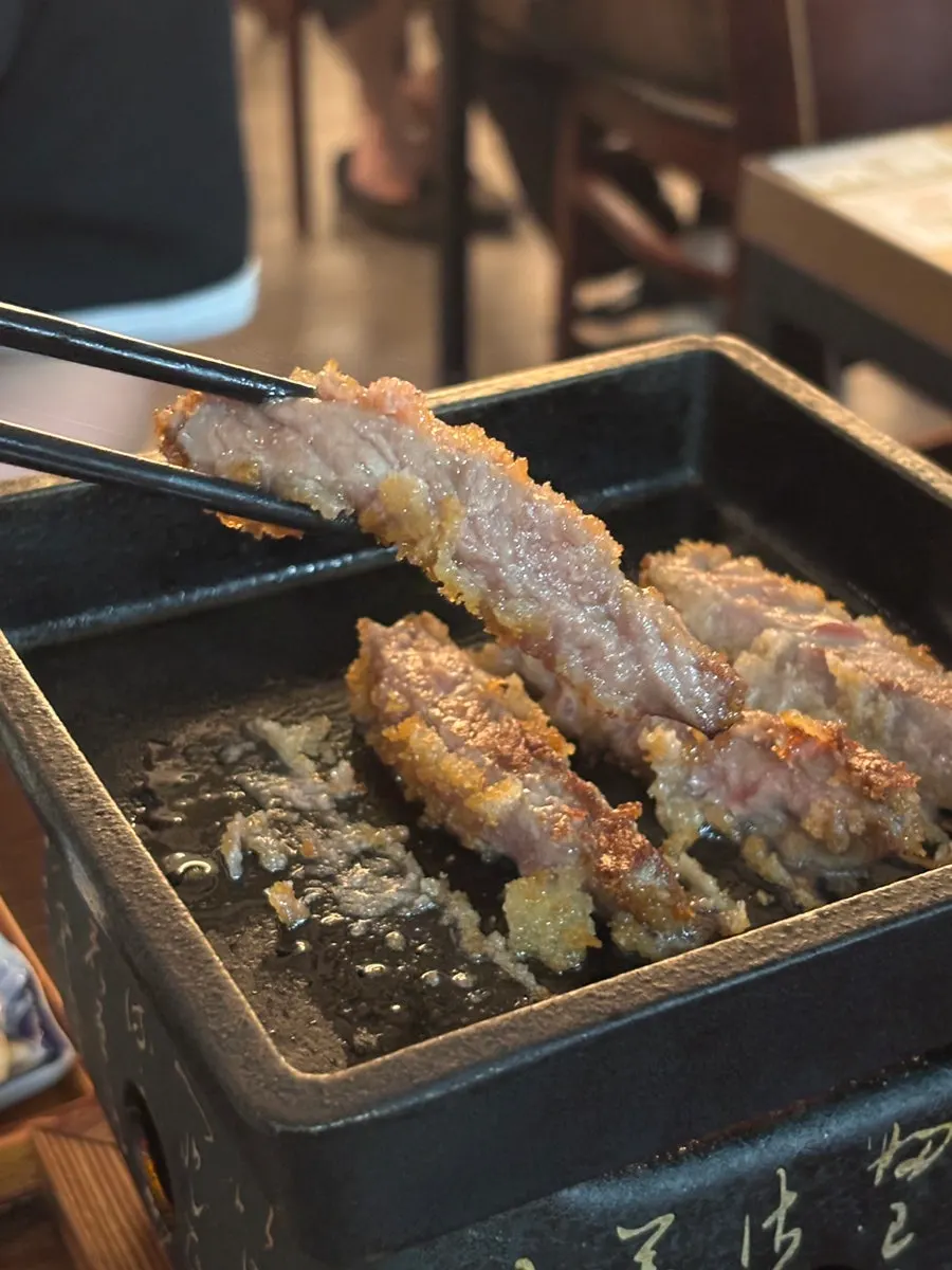 화로에 구운 규카츠와 소금·와사비 소스