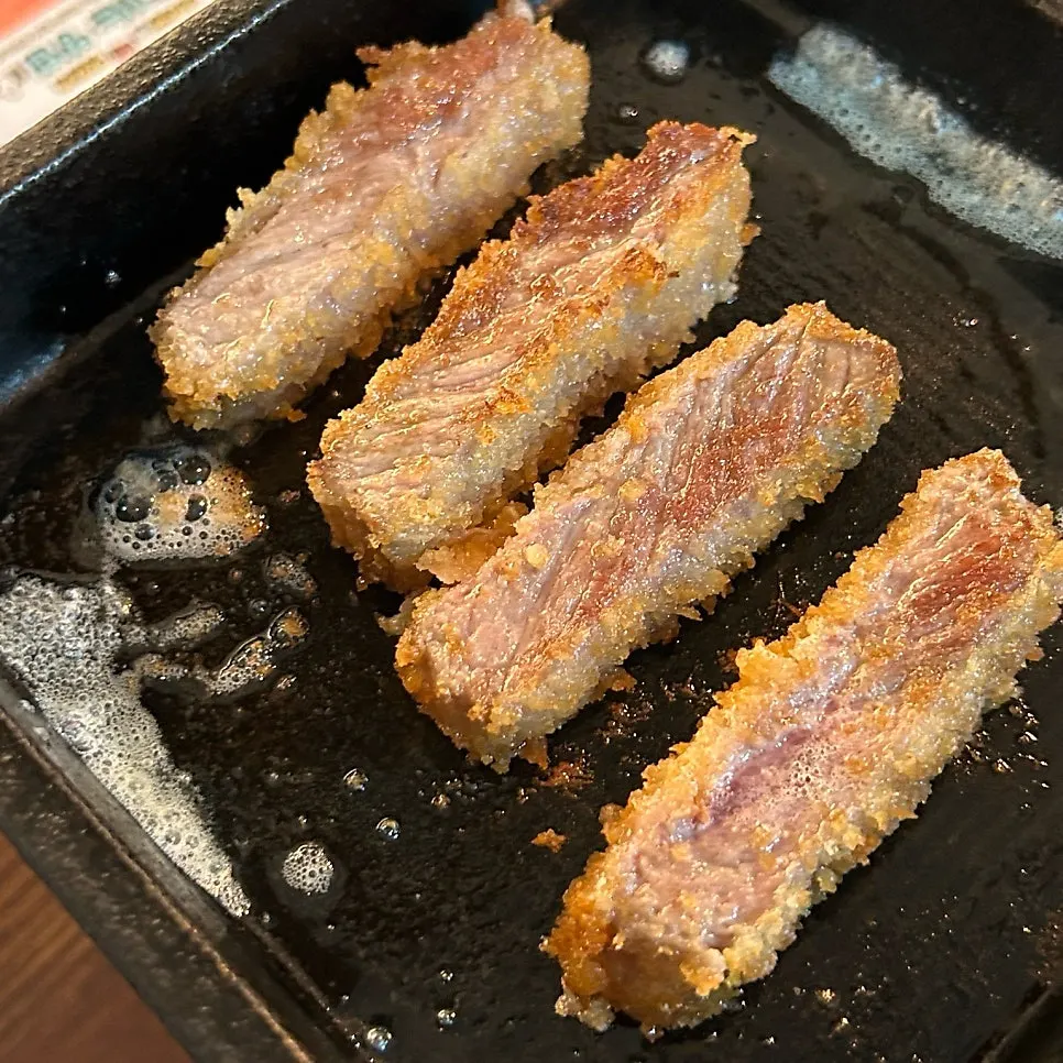 Grilling gyukatsu on a wide grill