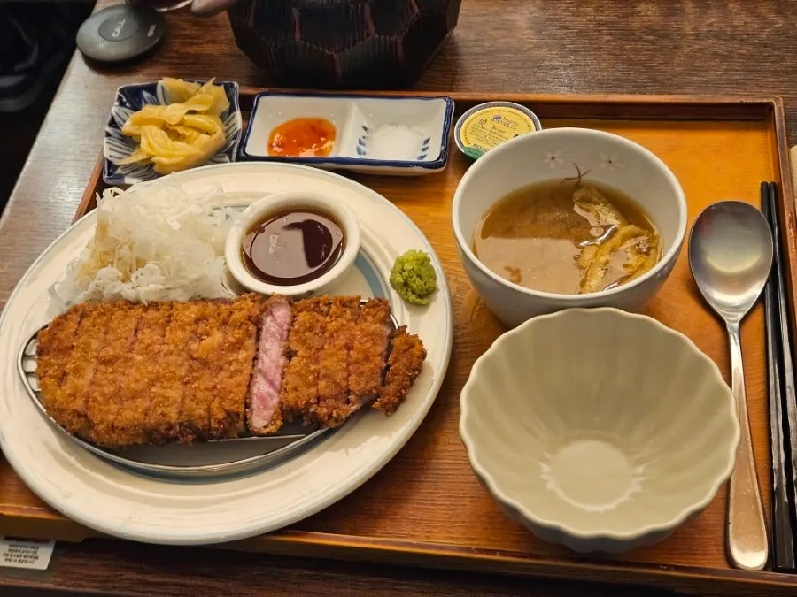개인 화로에 올려 오래 구운 규카츠 첫 점