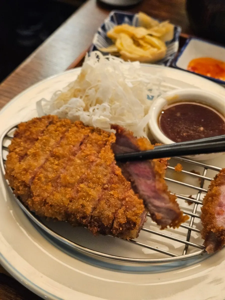 겉은 바삭하고 안은 붉은 규카츠 단면