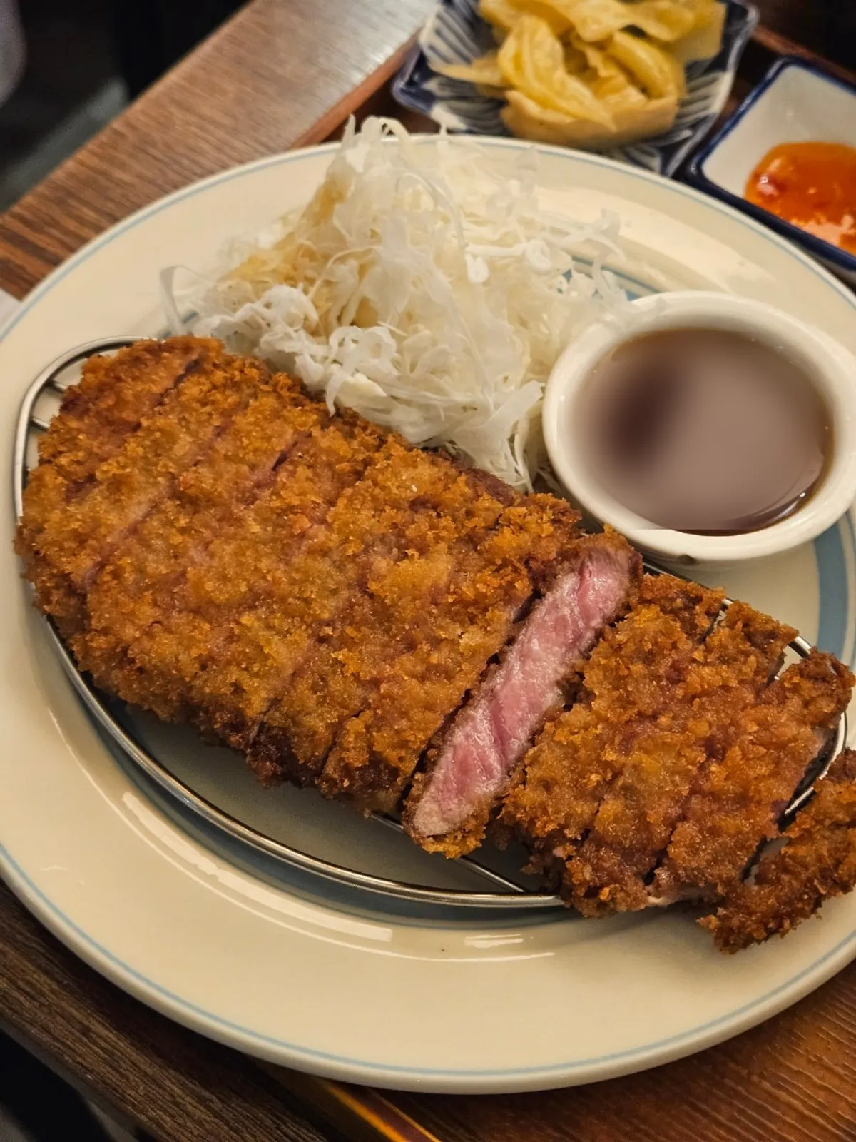채끝 육즙이 보이는 이치규 규카츠 클로즈업