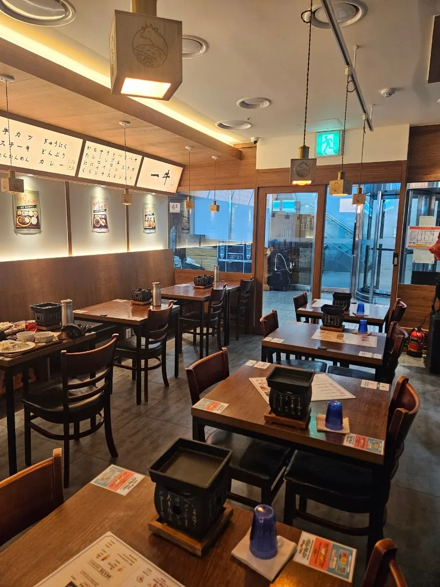 세트1과 함께 나온 음료가 놓인 테이블
