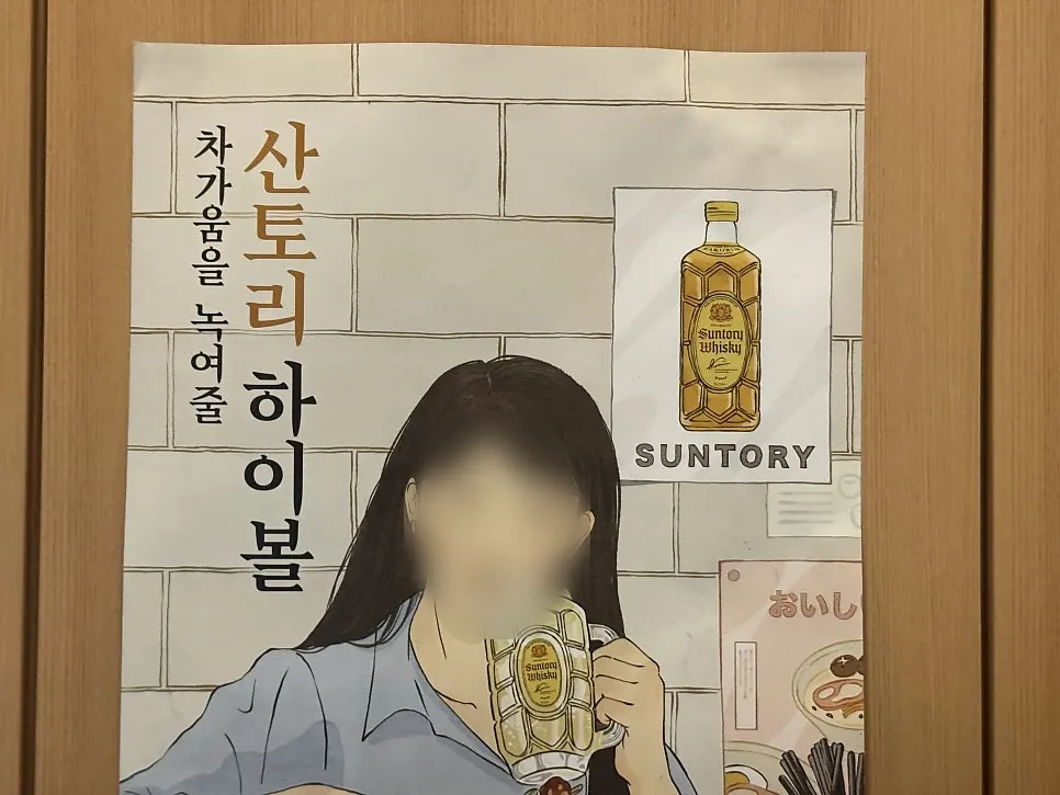 2인 테이블에서 바라본 매장 벽면