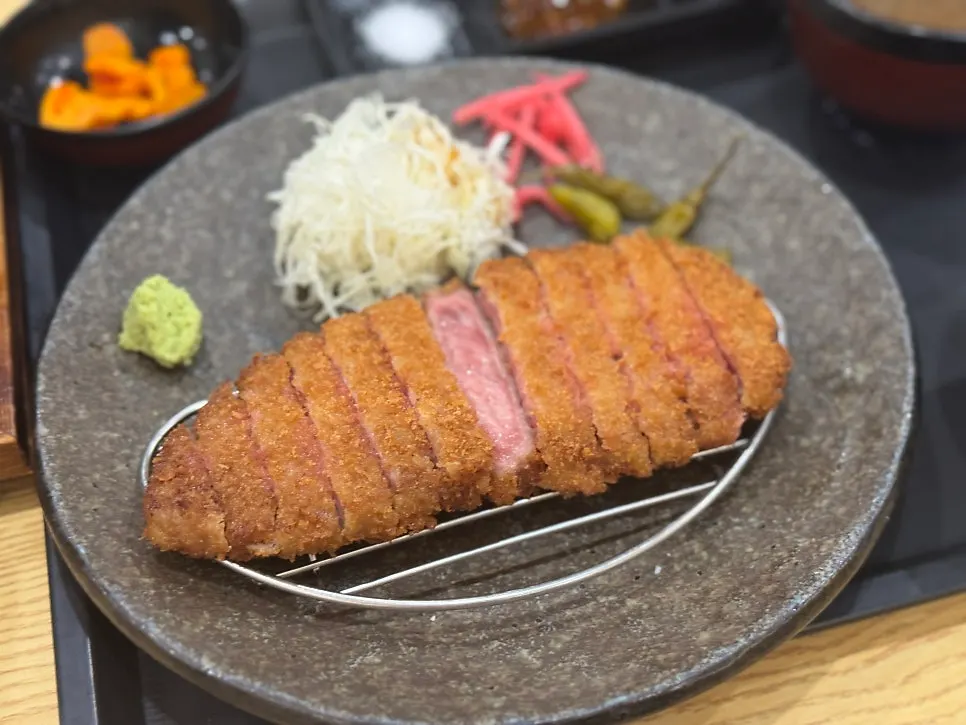 갓 나온 규카츠 접시 단면