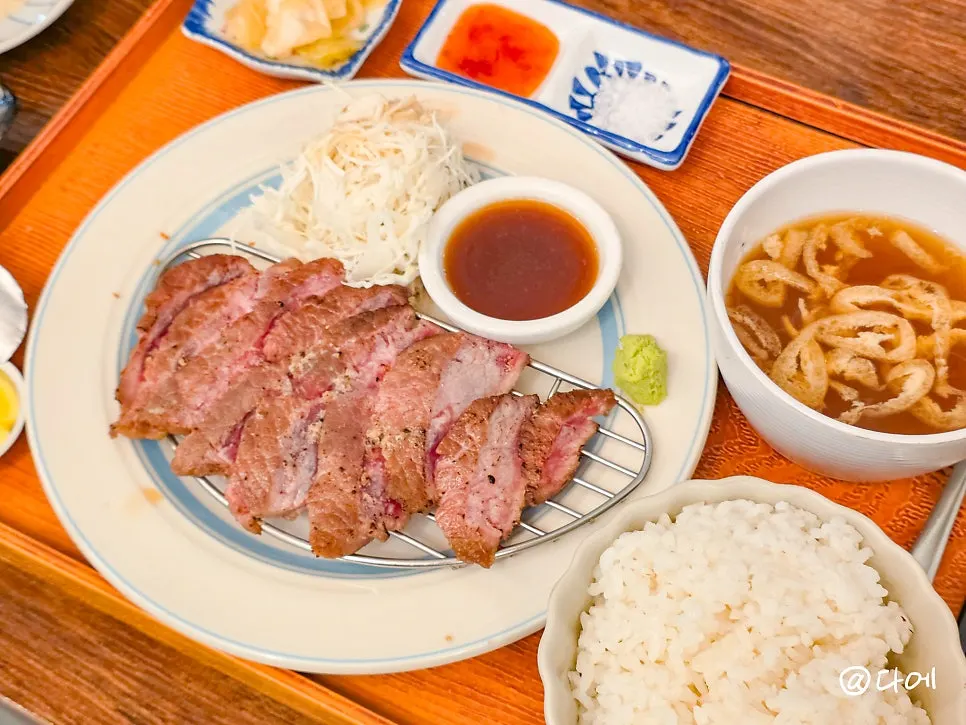 Menu description of the sirloin gyukatsu set