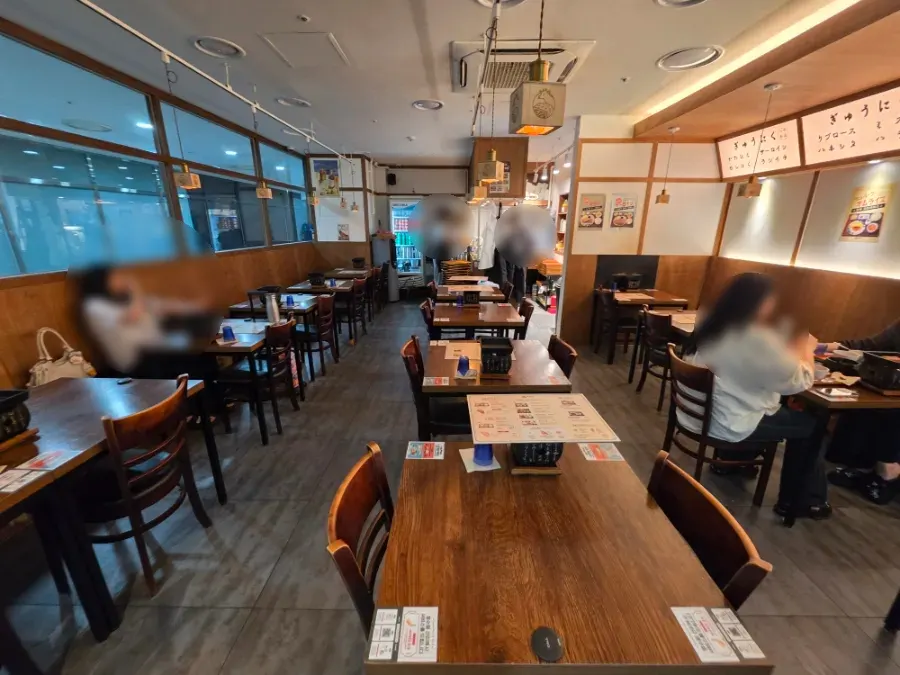 一智牛首尔站店2人桌和4人桌内部