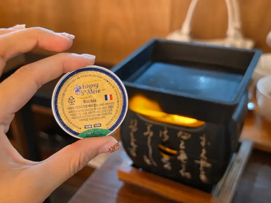 和规卡兹一起摆上的酱汁与饭桌