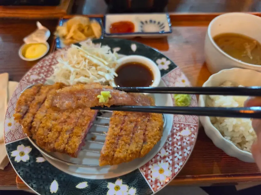 在炉盘上煎熟的牛外脊规卡兹