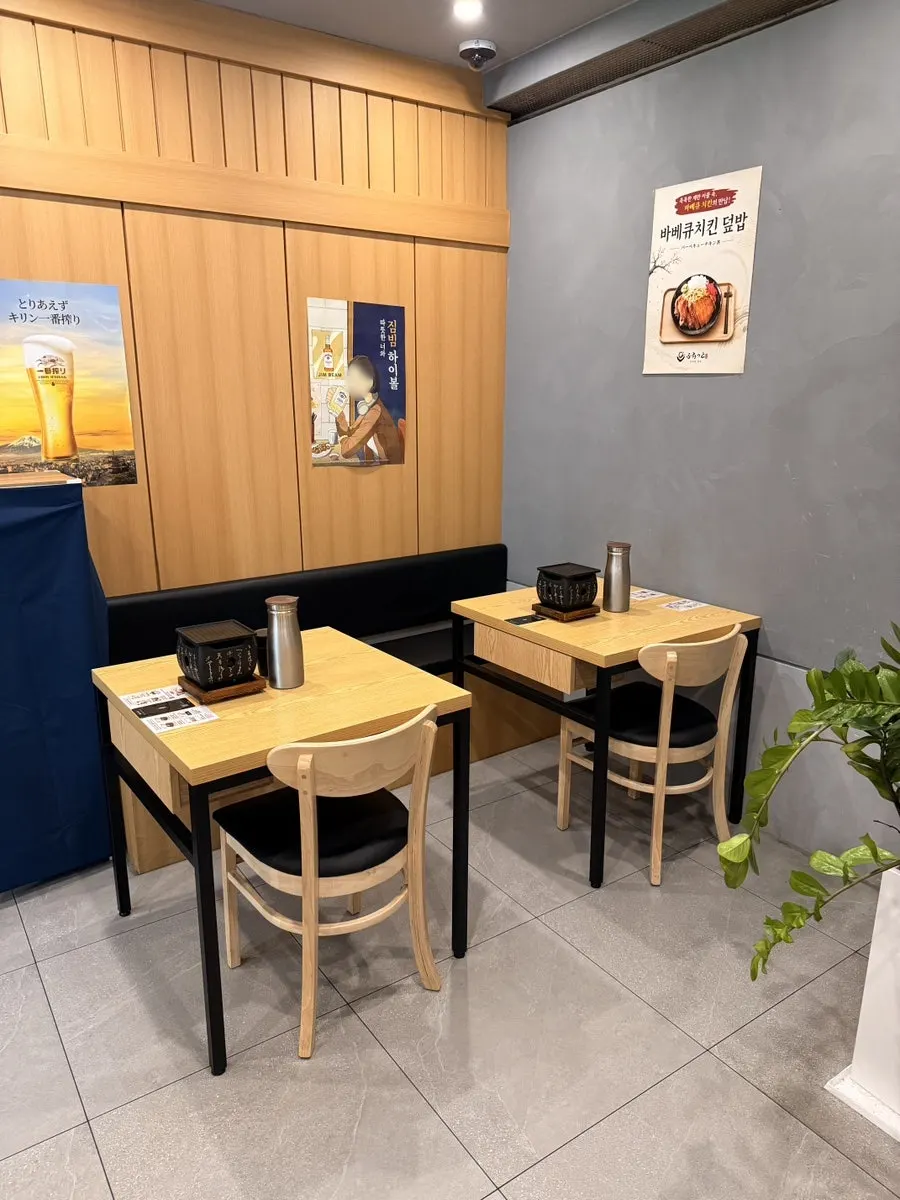 Restaurant seating with 2-top and 4-top tables