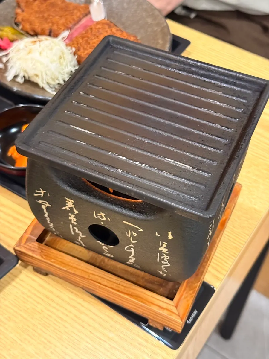 Mini brazier used to grill the gyukatsu