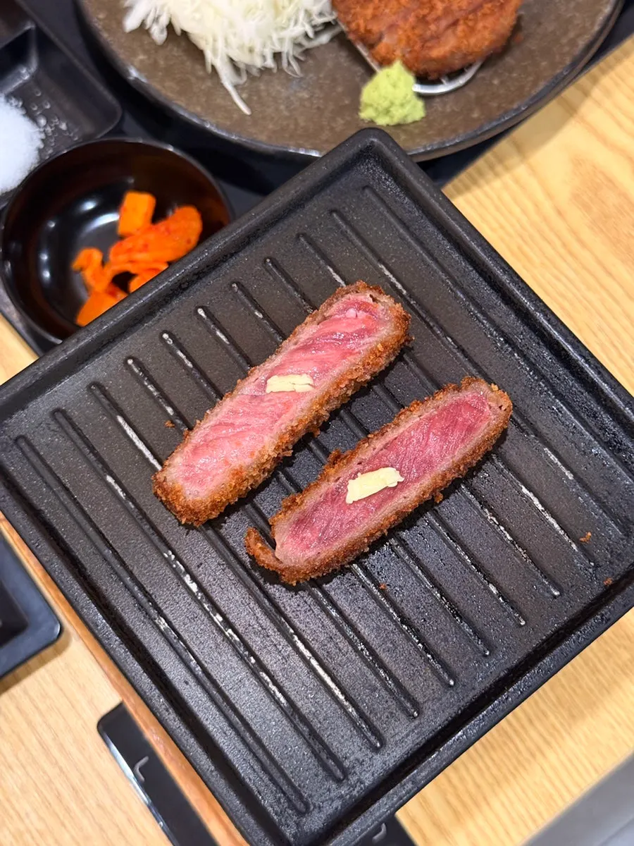 Butter placed on gyukatsu on the brazier