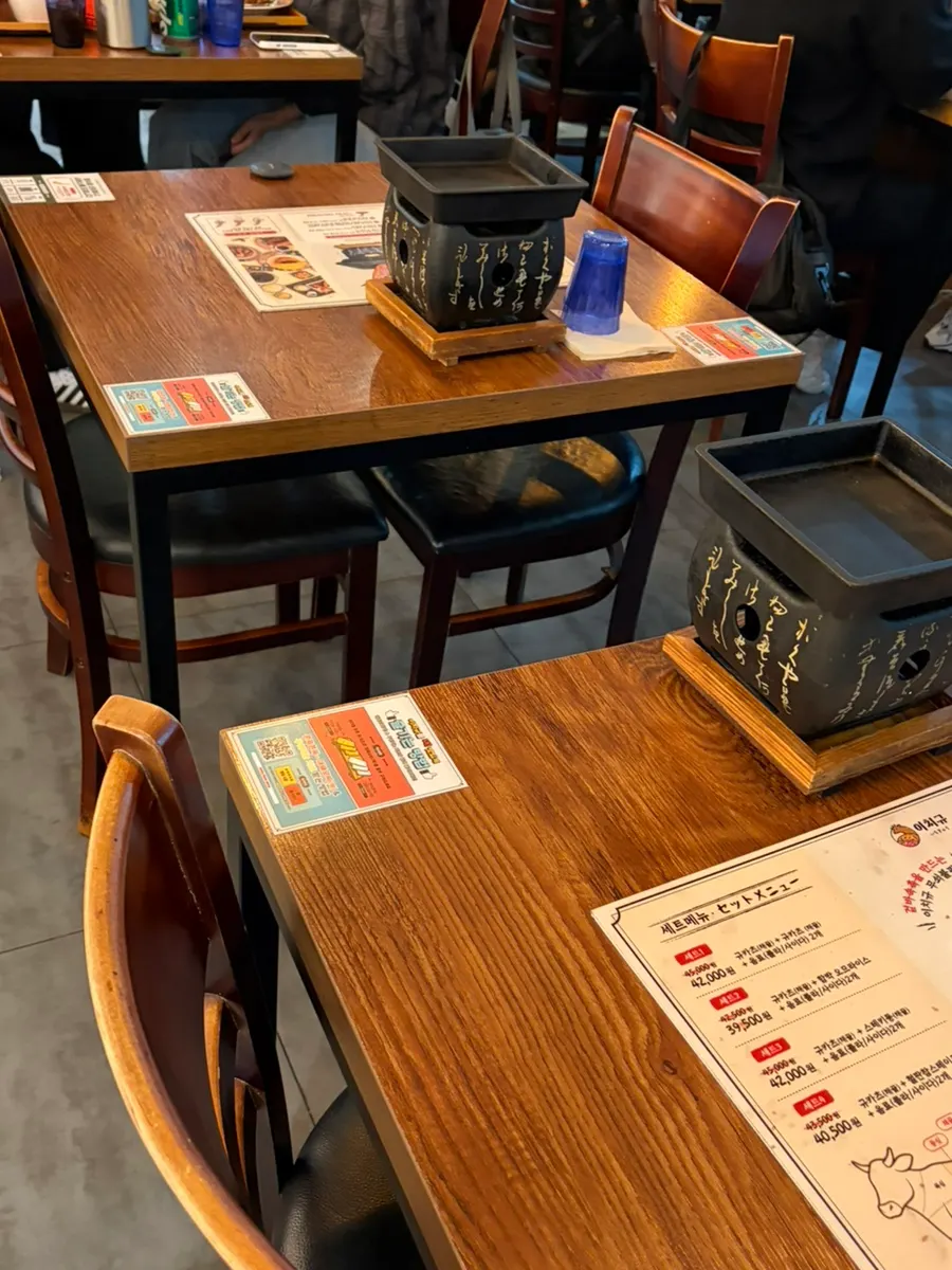 Interior of Ichigyu Seoul Station Branch, mostly 2-person tables