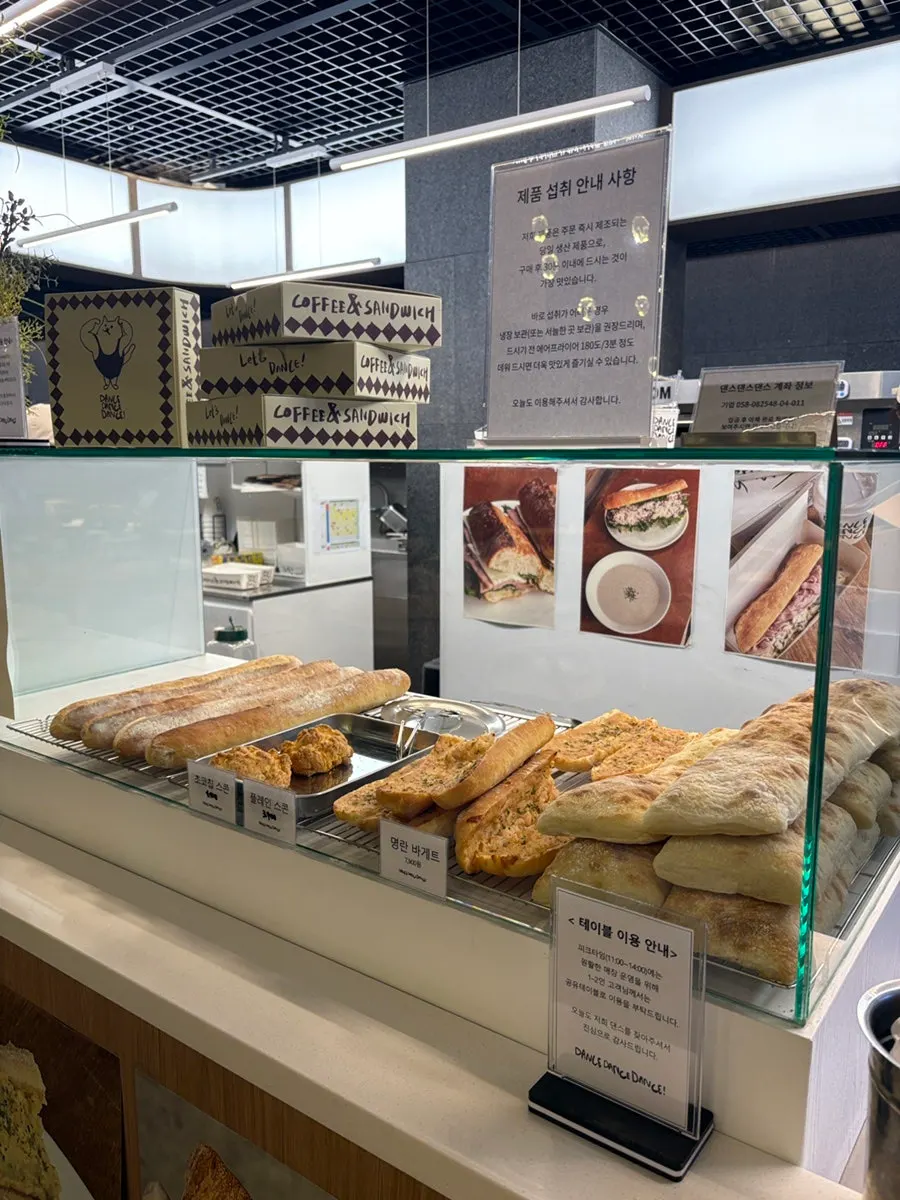 Sign showing ciabatta and baguette bread options