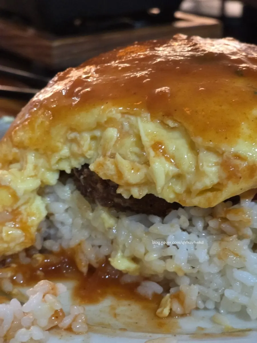 Hamburg omurice cut open