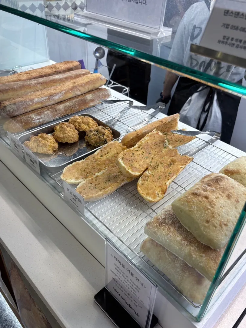 은은한 조명의 편안한 매장 좌석