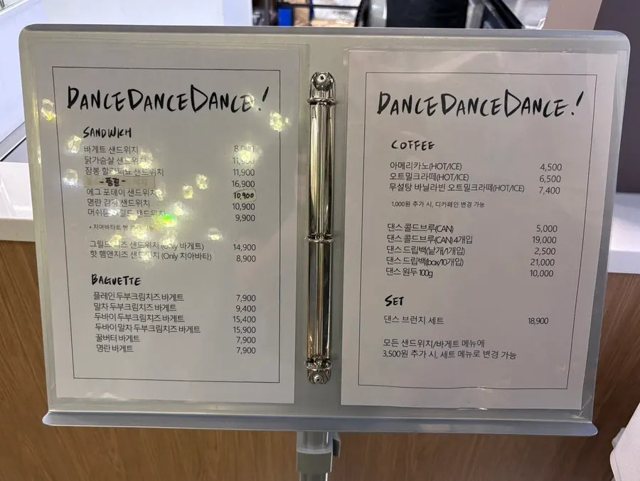 카운터에 진열된 바게트와 스콘