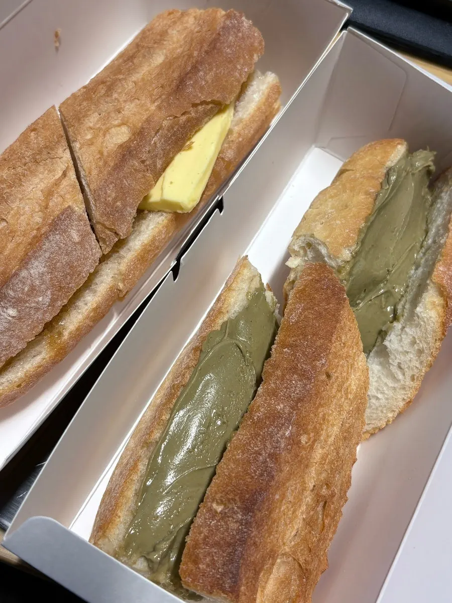 피스타치오 두부크림치즈와 꿀버터 바게트