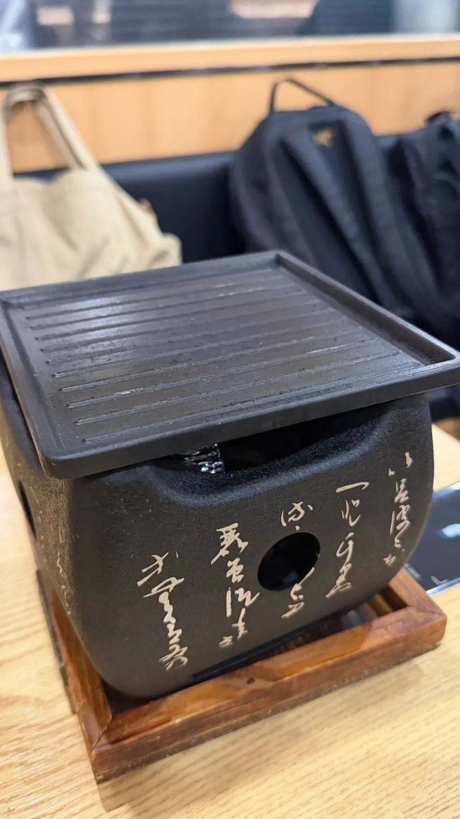 구석 자리에 앉아 바라본 후라토식당 테이블 세팅