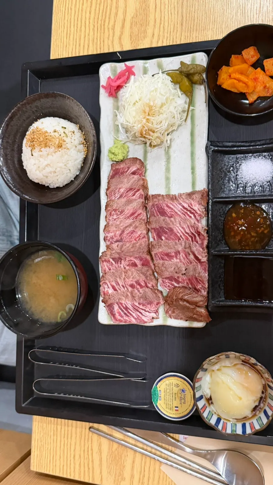 마블링이 보이는 스테키 정식 고기 접시