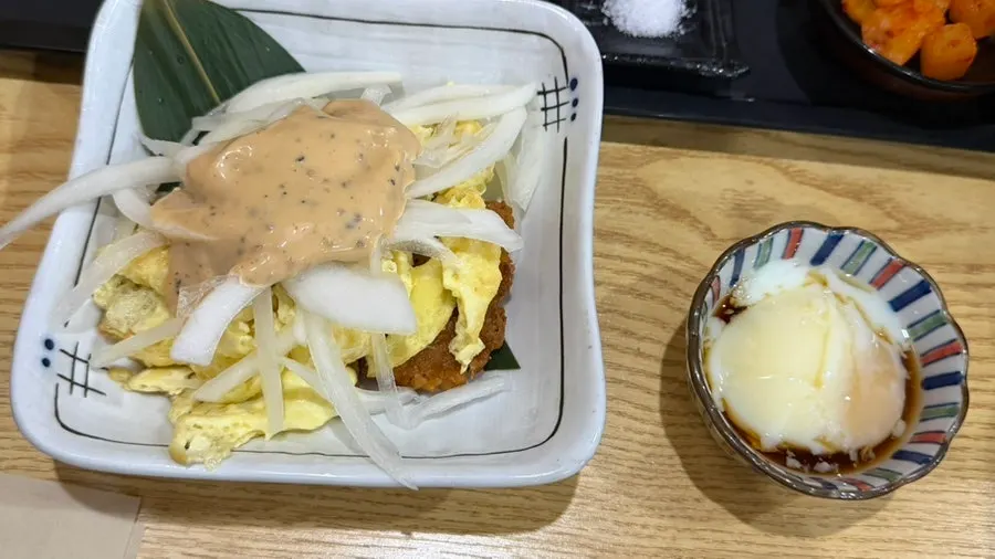스크램블 에그와 생양파가 올라간 산조쿠 가라아게