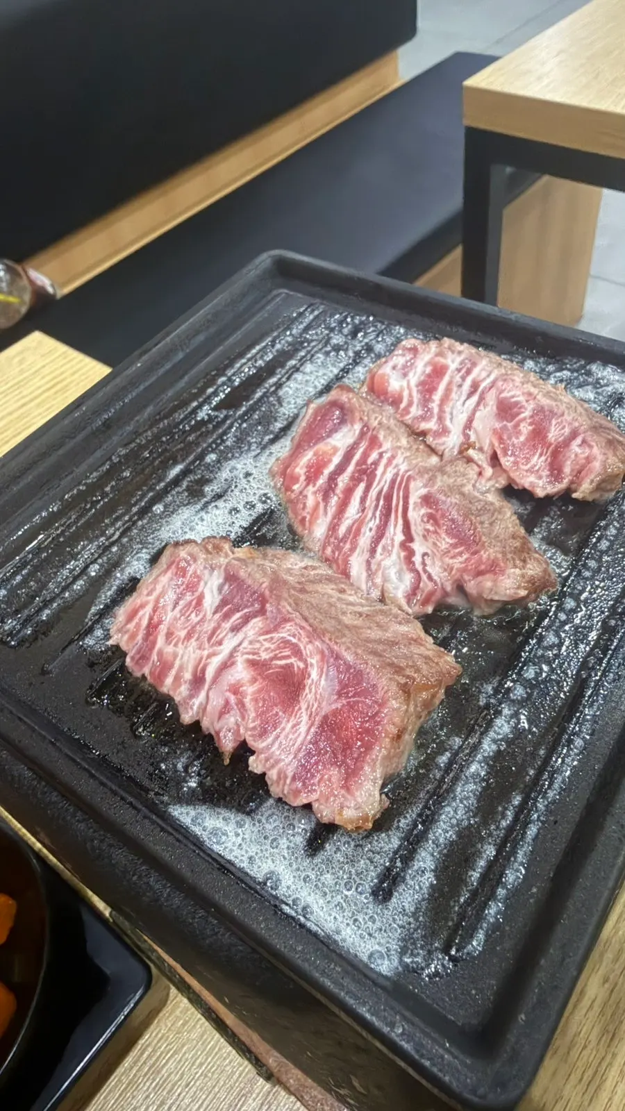 통살 치킨에 소스와 생양파를 곁들인 가라아게 한 점